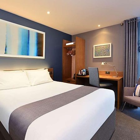 Travelodge London Central Bank Номер фото