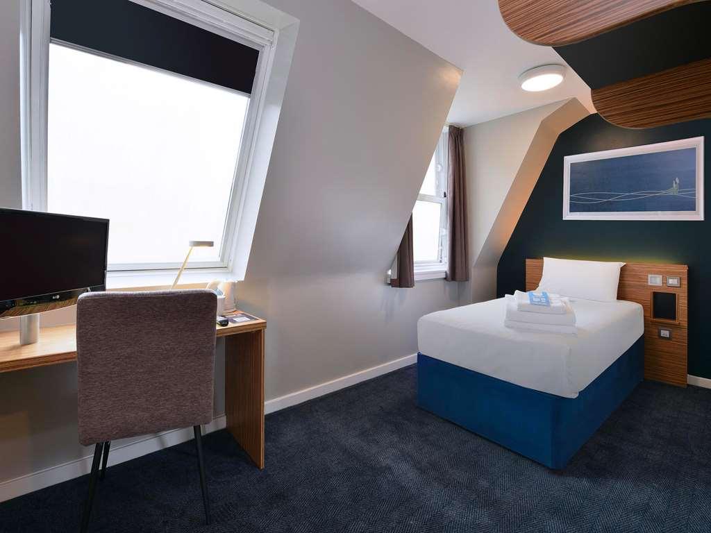 Travelodge London Central Bank Номер фото